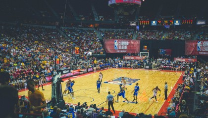 开云APP-世界排名争夺战之夜，欧文刷新纪录，当数据成为竞技体育的终极战场