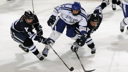 开云体育登录-老鹰展翅撕裂热火防线，浓眉数据全面爆炸诠释统治力