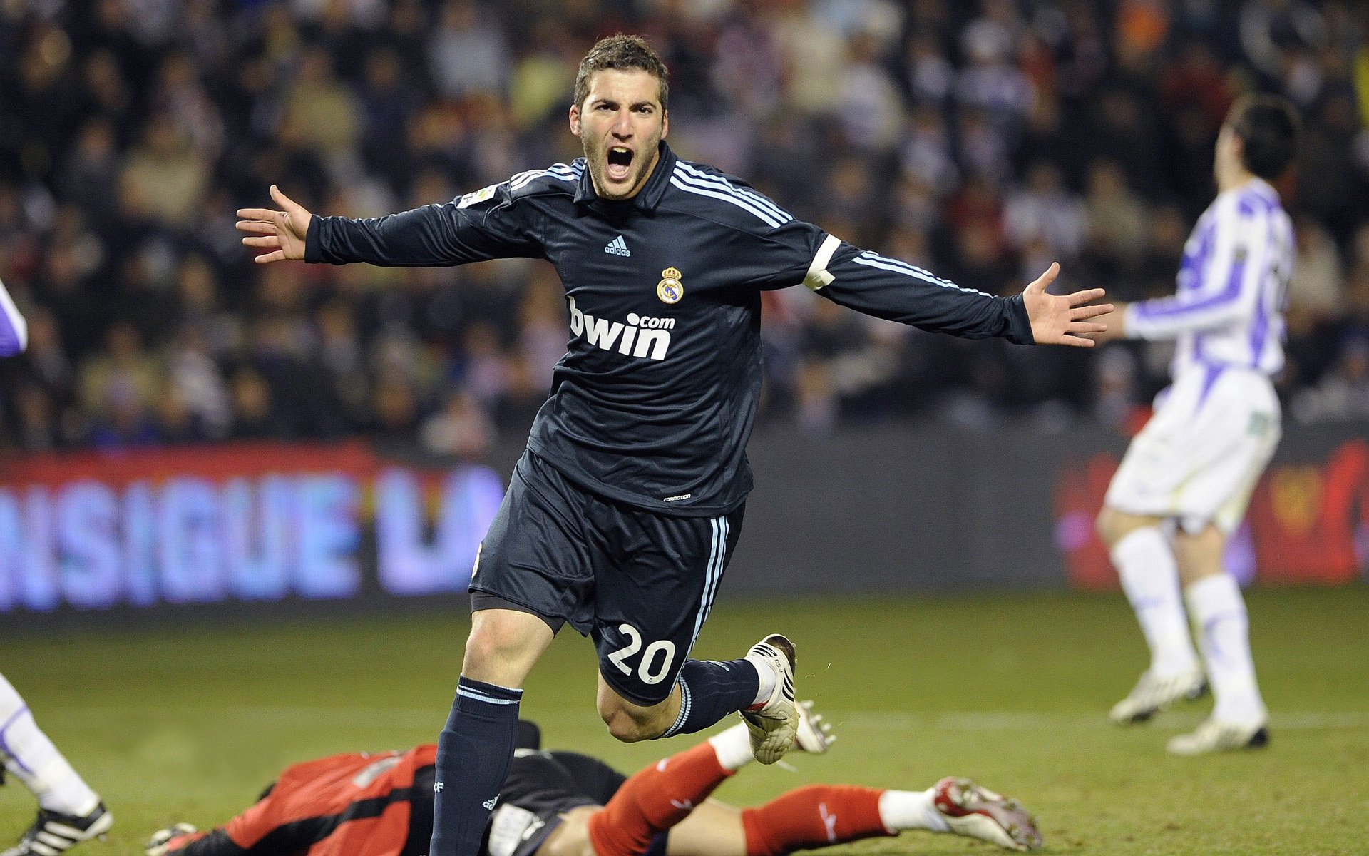 库里成为全场焦点,当欧冠淘汰赛之夜,篮球之神降临绿茵场